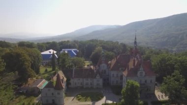 Sabahleyin Batı Ukrayna Karpatya 'sında, kalenin üzerinde uçan insansız hava aracı. Yüksek kalite 4k görüntü