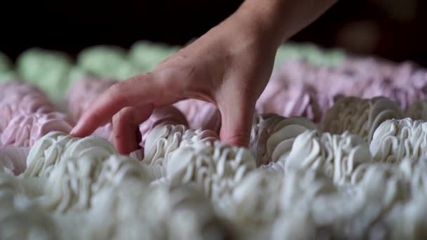 Αργή Κίνηση Κοντινό Χέρι Παίρνει Δύο Λευκά Μπισκότα Marshmallow Από — Αρχείο Βίντεο