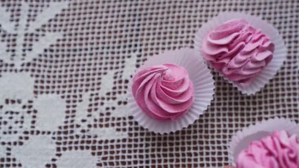 Langzame Beweging Vrouwelijke Chef Kok Versieren Roze Marshmallow Tijdens Neemt — Stockvideo