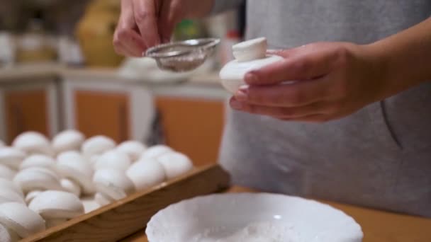 Confeiteiro Polvilha Açúcar Marshmallow Como Cogumelo Câmara Lenta Imagens Fullhd — Vídeo de Stock