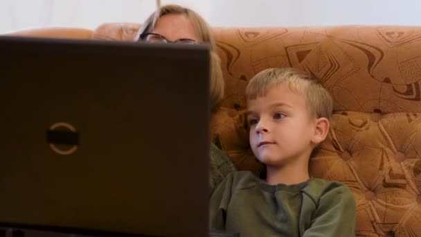 Nipote Che Mostra Nonni Come Usare Computer Filmati Alta Qualità — Video Stock