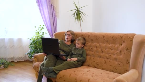 Starsza Babka Uczy Wnuka Pisać Słowa Klawiaturze Laptopa Programy Edukacyjne — Wideo stockowe