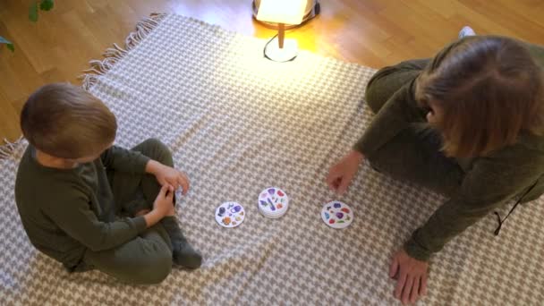 Vorschulkind Lacht Und Spielt Brettspiel Mit Großmutter Auf Dem Fußboden — Stockvideo