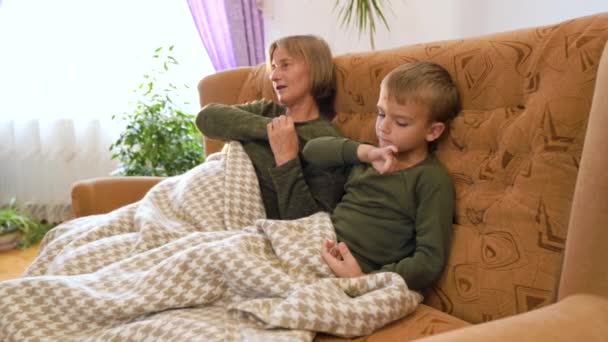 Großmutter Und Enkel Sitzen Auf Der Couch Und Nehmen Körpertemperatur — Stockvideo