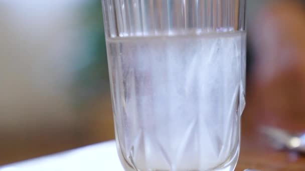 ガラスの中で水の渦に落ちる薬の粉の映像を見る スローモーション 高品質4K映像 — ストック動画