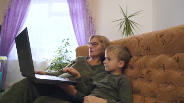 Enkel Zeigt Großeltern Den Umgang Mit Dem Computer Hochwertiges Filmmaterial — Stockvideo
