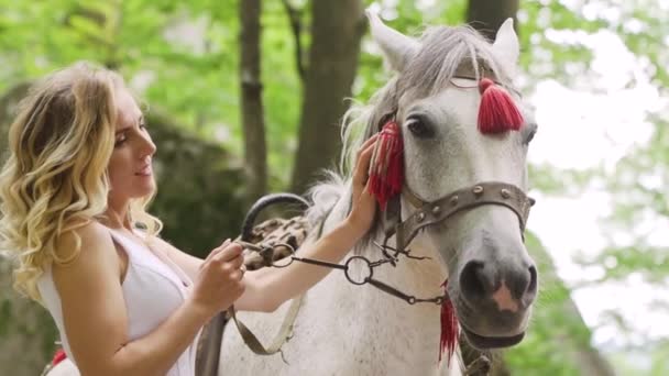 Ragazza Abito Bianco Piedi Con Cavallo Bianco Una Foresta Rallentatore — Video Stock
