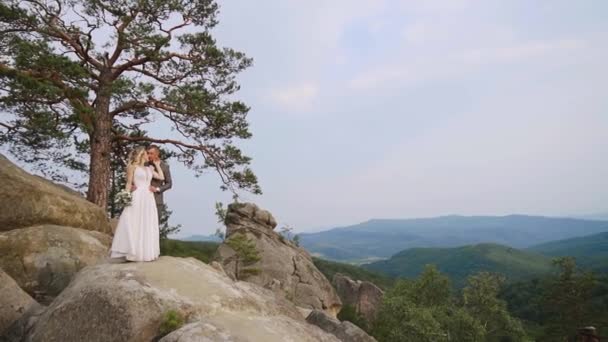 Couple Standing Top Mountain Strong Wind Sunset High Quality Fullhd — Stockvideo
