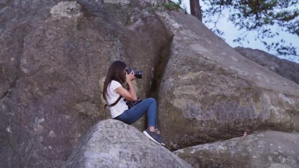 Fotógrafo Toma Fotos Novia Novio Roca Imágenes Fullhd Alta Calidad — Vídeos de Stock