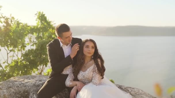 Recém Casados Desfrutando Dos Belos Picos Montanha Nova Zelândia Dia — Vídeo de Stock