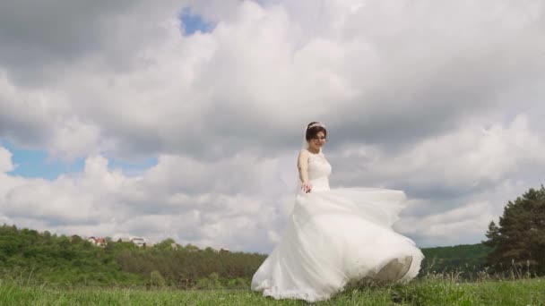 Prachtige Bruid Dansend Tegen Achtergrond Van Een Wolk Langzame Beweging — Stockvideo