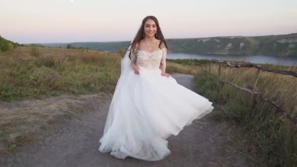 Bride Wedding Dress Runs Distance Dirt Road View Back Slow — Vídeo de Stock