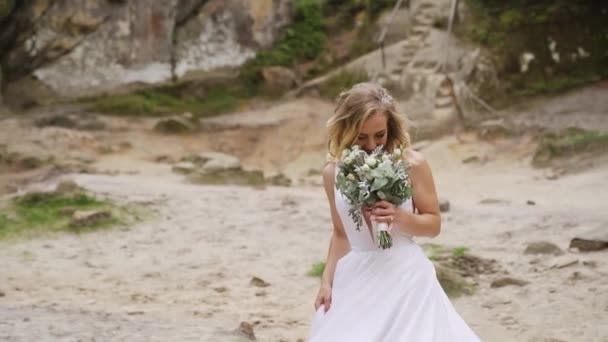 Girl Goes Bouquet Flowers Rocks High Quality Fullhd Footage — Video