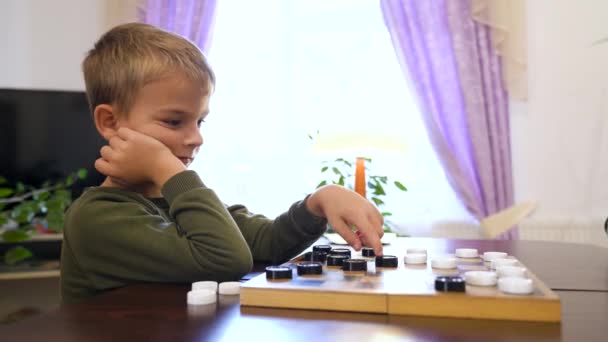 Grand Parents Grandkids Playing Checkers High Quality Footage — Stockvideo