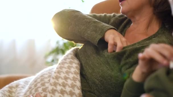 Babcia Wnuk Siedzą Kanapie Mierzą Temperaturę Ciała Wysokiej Jakości Materiał — Wideo stockowe