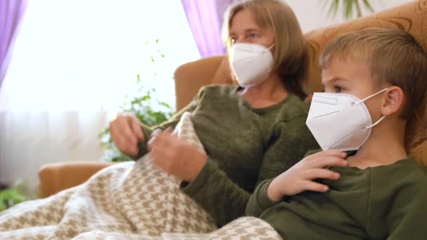 Nonna Nipote Maschere Mediche Seduti Sul Divano Prendere Temperatura Filmati — Video Stock