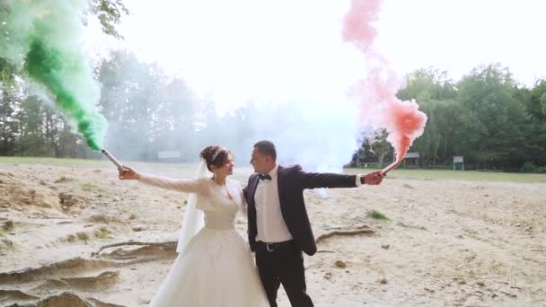 Happy Bride Groom Waving Color Red Green Blue Smoke Slow — Video Stock