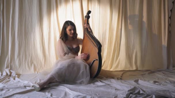 Bandura Young Beautiful Woman Plays Ukrainian Musical Instrument Bandura Dark — ストック動画