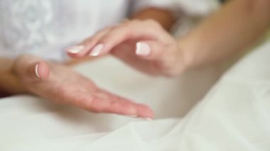 Kızların düğün töreninden önce ellerini annelerine uzatması. Yetişkin bir kızın elleri düğün günü annesinin ellerinde olacak. Yüksek kaliteli FullHD görüntüler