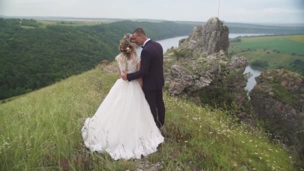 Los Jóvenes Recién Casados Encuentran Cima Montaña Sobre Paisaje Del — Vídeos de Stock