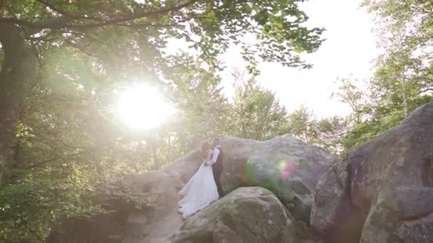 Newlyweds Standing Cliff Sun Glare Background High Quality Fullhd Footage — Stock Video