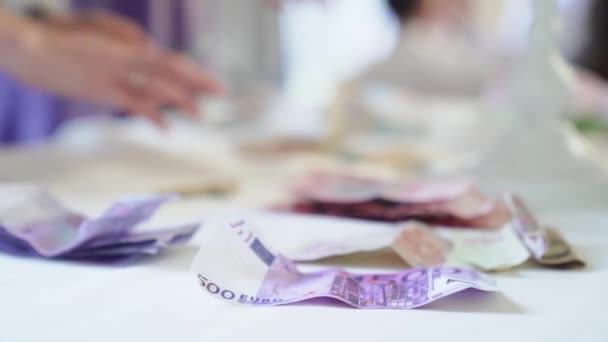 Női Kézben Számolva Eurokészpénzt Asztalon Közel 100 Eurobankjegy Kereset Kiváló — Stock videók