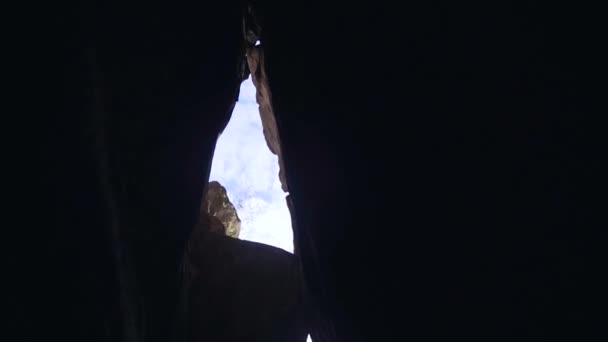 Нижній Вид Вузької Ущелини Прямовисними Скелями Яскраве Сонце Блакитні Високі — стокове відео