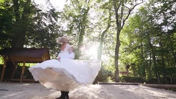 Sposo Che Gira Sposa Tenendola Tra Braccia Nel Parco Rallentatore — Video Stock
