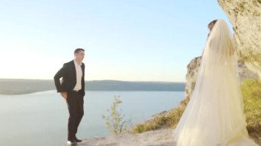 Yeni evliler güneşli bir günde Yeni Zelanda 'nın güzel dağ zirvelerinin tadını çıkarıyorlar. Yüksek kaliteli FullHD görüntüler