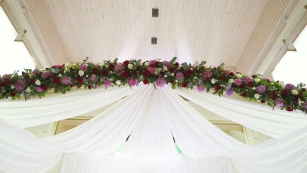 Begreppet Bröllopsinredning Street Decoration Bröllop Arch Dekorerad Med Blommor Bröllopsbåge — Stockvideo