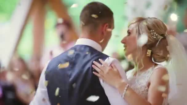 Πρώτος Χορός Του Γάμου Ιπτάμενα Χρυσά Κομφετί Υψηλής Ποιότητας Υλικό — Αρχείο Βίντεο