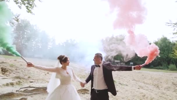 Happy Bride Groom Waving Color Red Green Blue Smoke Slow — Video Stock