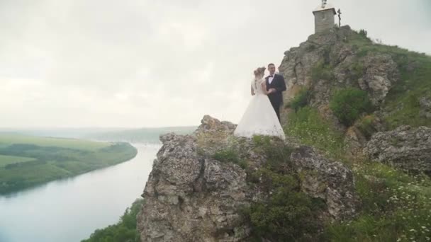 Unga Nygifta Stå Bergstoppen Natursköna Flod Bakgrund Slow Motion Högkvalitativ — Stockvideo