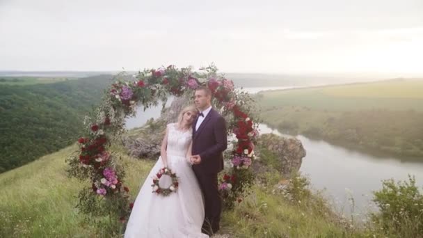 Wedding Arch Edge Cliff Background River High Quality Fullhd Footage — Stockvideo