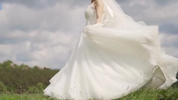 雲を背景に華やかな花嫁が舞う スローモーション 高品質のフルHd映像 — ストック動画