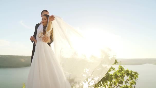 Дивовижний Вид Молоду Наречену Білій Весільній Сукні Вуаль Стоїть Скелі — стокове відео