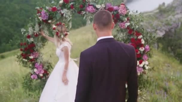 절벽의 가장자리에 결혼용 질높은 Fullhd — 비디오