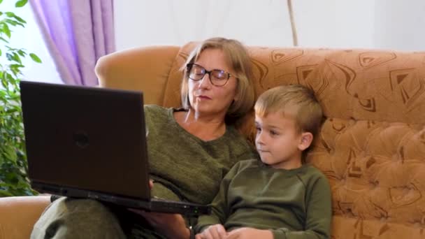 Happy Grandmother Grandson Streaming Videos Laptop Home Slow Motion High — стоковое видео