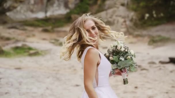 Girl Goes Bouquet Flowers Rocks Slow Motion High Quality Fullhd — Stock Video