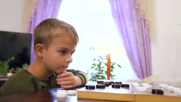 Prarodiče Vnoučaty Hrají Dámu Vysoce Kvalitní Záběry — Stock video