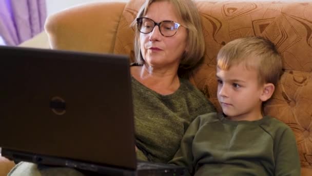 Elderly Woman Grandmother Teaching Her Grandson Write Words Laptop Keyboard — Stok Video