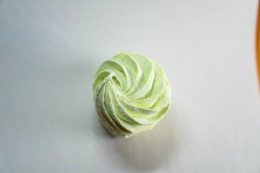 Beyaz beton kaplamalı ev yapımı yeşil zephyr. Şekil Marshmallow, Meringue, Zephyr. Yüksek kalite fotoğraf