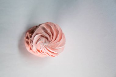 Beyaz arka planda parlak turuncu şeftali zephyr. Yüksek kalite fotoğraf