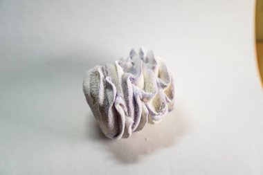  Beyaz arka planda ev yapımı lavanta şekerlemeleri. Rus lavantalı zephyr. Seçici odaklanma. Kapatın. Yüksek kalite fotoğraf