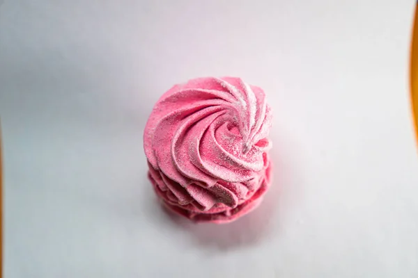 Beyaza izole edilmiş lezzetli bir pembe zephyr. Yüksek kalite fotoğraf