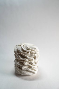 Hindistan cevizli şekerleme, kar beyazı arka planda. Yüksek kalite fotoğraf