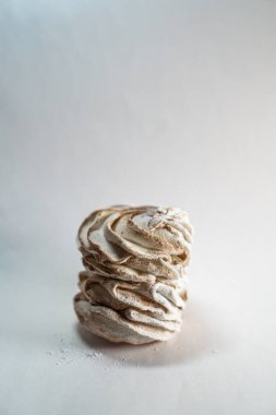 Kahverengi meringue zephyr, beyaz arka planda boğmaca, seçici odaklanma, izole edilmiş. Yüksek kalite fotoğraf