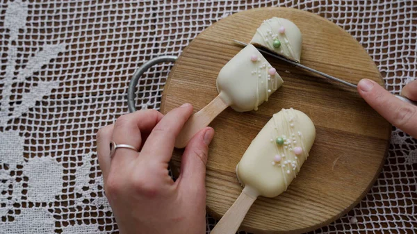 Kadın, Cheesecake 'i ahşap tabakta dondurma şeklinde kesti. Yüksek kalite 4k görüntü