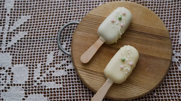 Kadın, Cheesecake 'i ahşap tabakta dondurma şeklinde kesti. Yüksek kalite 4k görüntü