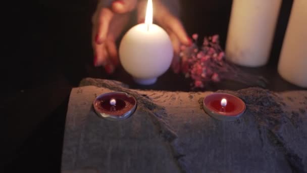 魔術師や魔女がろうそくを燃やして暗い部屋で儀式や愛の呪文を実行します 高品質4K映像 — ストック動画